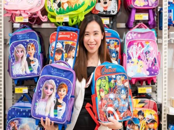 Janice menunjukkan watak-watak popular daripada filem Frozen 2, Marvel, My Little Pony, Boboiboy, Spiderman dan unicorn mitos yang dipaparkan pada item terpilih. 