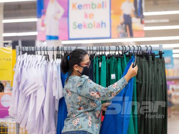 Tesco menyediakan set pakaian seragam sekolah rendah A-Star lengkap dengan tiga pasang stoking dan kasut pada harga kurang dari RM38 untuk setiap kanak-kanak.