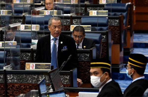 Muhyiddin Yassin pada sesi soal jawab Persidangan Mesyuarat Ketiga Penggal Ketiga Parlimen ke-14 di Bangunan Parlimen. - Foto Bernama