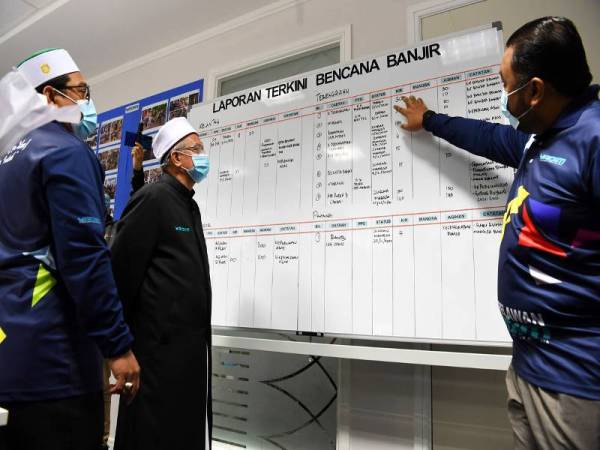 Menteri di Jabatan Perdana Menteri (Hal Ehwal Agama) Datuk Dr Zulkifli Mohamad Al Bakri (dua, kiri) diberikan taklimat oleh Ketua Pegawai Eksekutif Yayasan Dakwah Islamiah (YADIM) Tuan Kamarul Arief Tuan Soh (kanan) mengenai Bilik Gerakan Misi Bantuan Bencana Banjir YADIM di Kompleks Islam Putrajaya, hari ini. - Foto Bernama