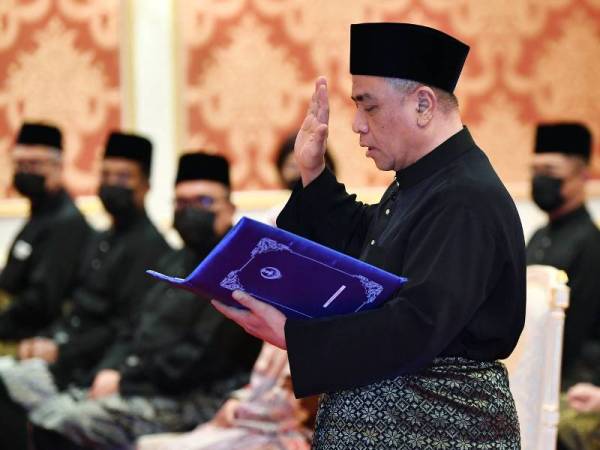 ADUN Kota Tampan, Datuk Saarani Mohamad mengangkat sumpah sebagai Menteri Besar Perak ke-14 di hadapan Sultan Perak Sultan Nazrin Shah di Istana Iskandariah, hari ini.- Foto Bernama