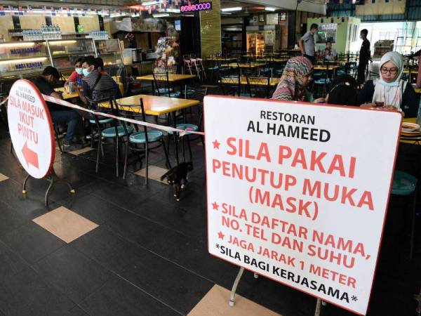 Restoran Al Hamed di Pasar Borong Pandan meletak papan tanda untuk mengingatkan para pelanggannya mematuhi Prosedur Operasi Standard (SOP) yang ditetapkan bagi mencegah penularan wabak COVID-19 ketika tinjuan di Pasar Borong Pandan, hari ini. - Foto Bernama
