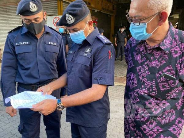 Ayob Khan melakukan pemeriksaan pematuhan SOP di Pasar Borong Pandan, Johor Bahru hari ini.