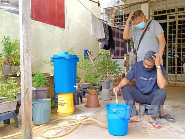 Penduduk hanya mampu termenung menunggu air keluar.