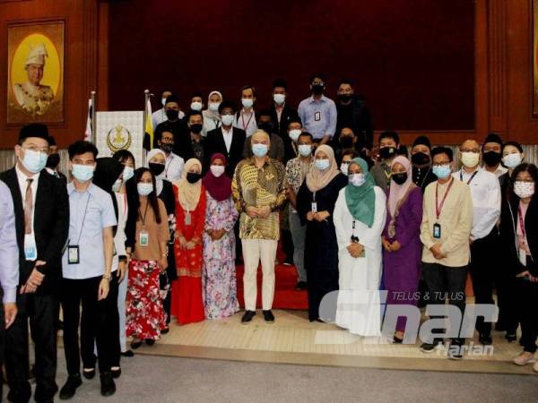 Sultan Nazrin turut berkenan bergambar bersama warga media yang berada di Dewan Jubli Perak hari ini.
