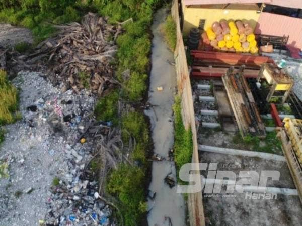 Gambar diambil menggunakan dron menunjukkan parit di belakang premis di Jalan Telok Gong, Pelabuhan Klang dipenuhi cecair berwarna putih akibat aktiviti cucian tong-tong terpakai dalam serbuan hari ini.