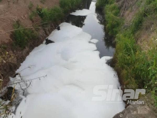 Parit di kawasan Taman Ubudiah Telok Gong, Pelabuhan Klang yang dicemari buih berwarna putih.