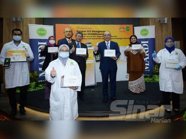 Ronald (tiga dari kanan) dan Ketua Pengarah MARDI, Datuk Dr Mohamad Roff Mohd Noor (tiga dari kiri) pada Perasmian NCPBA 2020 di Kuala Lumpur semalam.- FOTO ROSLI TALIB