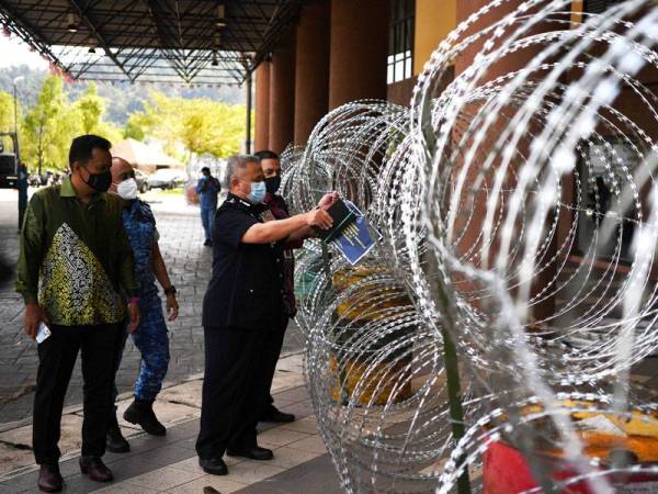 Pembukaan Stadium Tertutup Sukpa bermula semalam bagi menempatkan pesakit Covid-19 yang disaring di Amber Court, Bentong yang telah diwartakan kawasan Perintah Kawalan Pergerakan Diperketat (PKPD) bagi membendung penularan wabak Covid-19. Foto Bernama