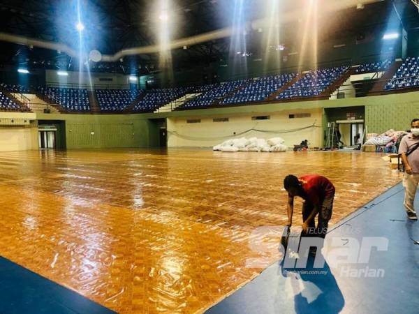 Angkatan Tentera Malaysia (ATM) memasang pagar kawad duri bagi mengelakkan pesakit warga asing daripada meloloslan diri