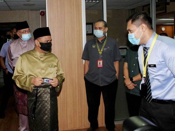 Menteri Besar Perak Datuk Saarani Mohamad (dua, kiri) beramah mesra dengan penjawat awam ketika hadir untuk memulakan tugas di Pejabat Menteri Besar Perak, Bangunan Perak Darul Ridzuan, hari ini.Turut hadir Setiausaha Kerajaan Negeri Perak, Datuk Ahmad Suaidi Abdul Rahim (kiri). - Foto Bernama