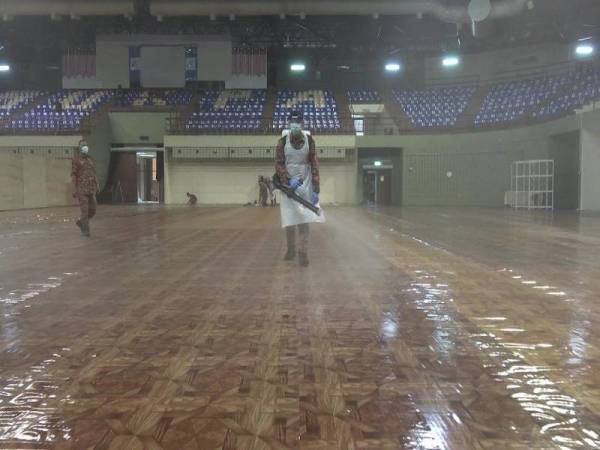 Anggota bomba melakukan sanitasi di beberapa ruang dalam Sukpa sebelum pesakit bukan warganegara berisiko rendah tiba pada jam 5 petang ini.