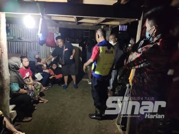 Ahli keluarga mangsa ketika ditemui anggota polis bagi mendapatkan maklumat berhubung kejadian mangsa yang dikhuatiri lemas di Sungai Padas, Kampung Bingkul, Beaufort.