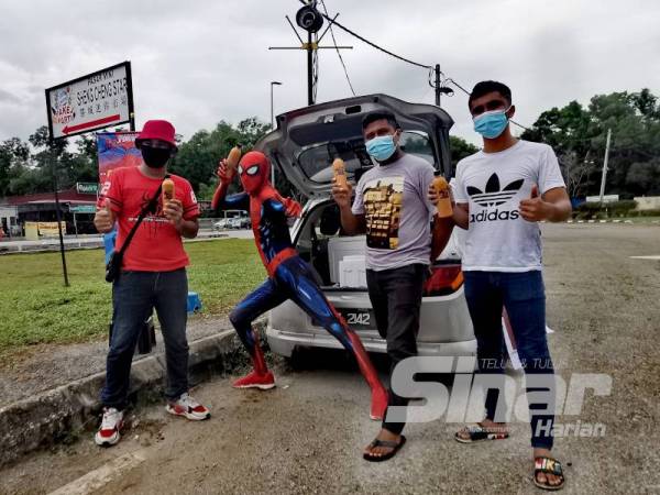 Muhammad Effendi tidak menyangka percubaannya berniaga pati teh ais di Port Dickson mendapat sambutan.