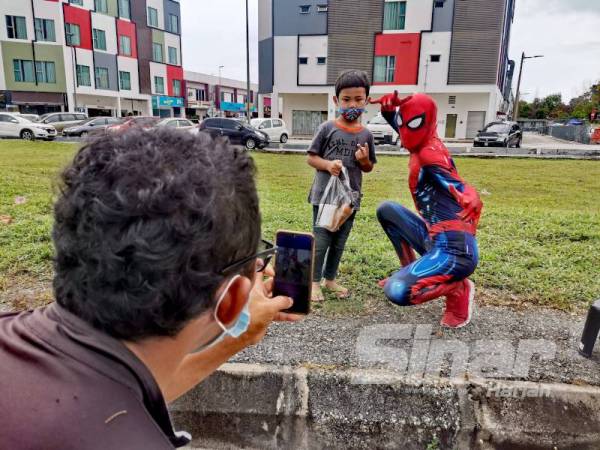 Kanak-kanak teruja bergambar bersama Spiderman.
