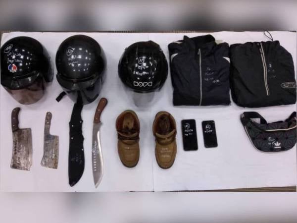 Antara barang yang dirampas polis berikutan penahanan dua lelaki terlibat kes samun di Johor Bahru pada 4 Disember lalu.