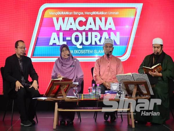 Dari kiri: Fazrul, Siti Zailah (dua dari kiri) bersama Ustaz Mustafar (dua dari kanan) dan Ustaz Ahmad Tirmizi semasa program Wacana Al-Quran Siri ke-40 bertajuk ‘OKU: Aset Negara’ yang bersiaran secara langsung dari Studio F, Kumpulan Karangkraf di sini pada Jumaat. - Foto Sinar Harian ASRIL ASWANDI SHUKOR