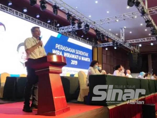 Mohd Azis ketika berucap Majlis Perasmian Serentak Persidangan Wanita, Wira dan Wirawati di Dewan Hakka Kota Kinabalu.