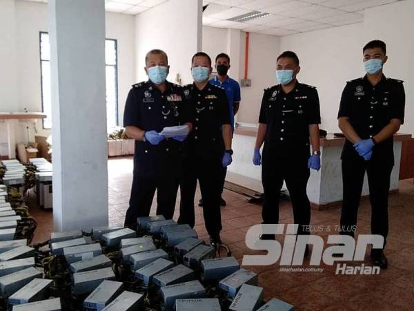 Mazuki menunjukkan barang rampasan hasil serbuan di tiga premis yang dijadikan pusat sindiket bitcoin di daerah Kerian.
