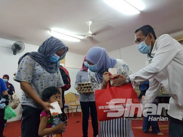 Rina menyampaikan bantuan wang tunai dan barang keperluan dapur kepada mangsa banjir kilat di Kampung Datuk Keramat, Kuala Lumpur hari ini.