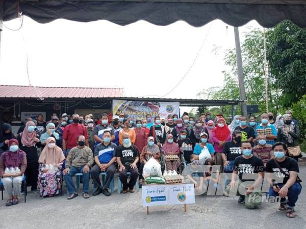 Antara penerima yang menerima sumbangan yang disampaikan pertubuhan bukan kerajaan (NGO), Pertubuhan Program Ceria Al-I’tisam (Al-I’tisam) hari ini.