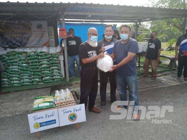 Antara penerima yang menerima sumbangan yang disampaikan pertubuhan bukan kerajaan (NGO), Pertubuhan Program Ceria Al-I’tisam (Al-I’tisam) hari ini.