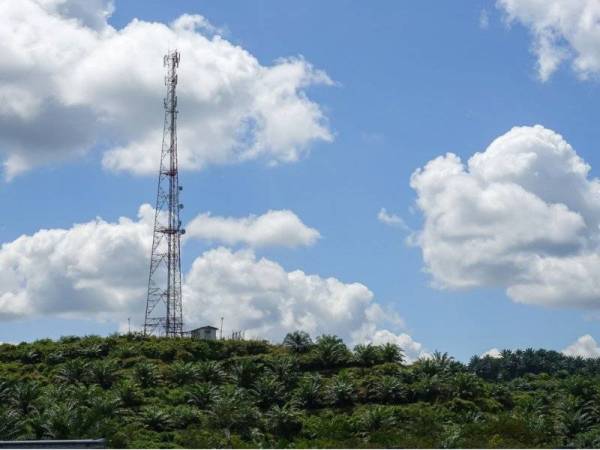 KKMM sedang berbincang dengan syarikat telekomunikasi (telco) bagi menyelesaikan masalah berkaitan kerana aduan ketiadaan rangkaian telekomunikasi di kawasan luar bandar sering kali diterima pihaknya. (Gambar hasan) - Foto 123RF