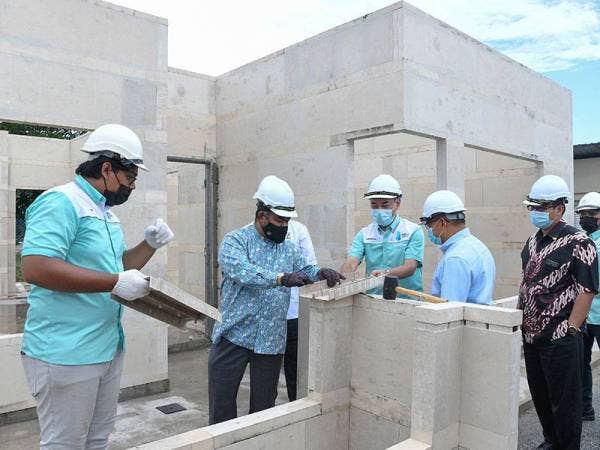 Menteri Perusahaan Perladangan dan Komoditi, Datuk Dr Mohd Khairuddin Aman Razali (dua, kiri) melihat komponen Sistem Binaan Berindustri (IBS) Tasblock brasaskan kenaf ketika meninjau pembinaan pejabat pameran di Pusat Pemprosesan dan Pengeluaran Produk Kenaf, Kawasan Perindustrian Saujana hari ini. - Foto Bernama