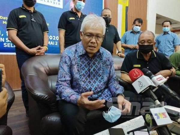 Hamzah pada sidang media selepas menyampaikan Bantuan 'Bakul Kasih Amanah Ikhtiar Malaysia' Sahabat-Sahabat Larut di Dewan Majlis Daerah Selama, Larut hari ini.