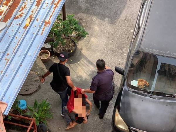 Gambar tular dipercayai suspek ketika ditahan.