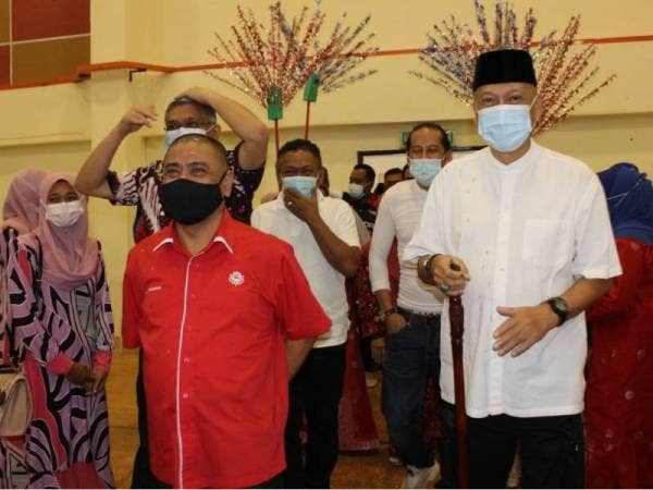 Saarani (depan) hadir pada Majlis Kesyukuran Menteri Besar Perak dan Menteri Tenaga dan Sumber Asli di Dewan Komuniti Kemas Lenggong hari ini.