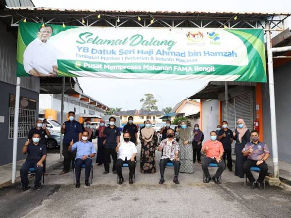 Ahmad dan kakitangan FAMA merakam kenangan semasa melawat Pusat Memproses Makanan FAMA Rengit, di Rengit, Batu Pahat, hari ini.