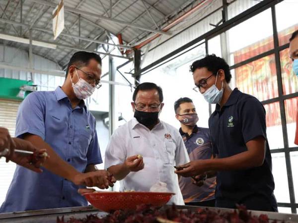 Ahmad diberi penerangan berkenaan biji bunga roselle sebelum melalui proses penggredan bagi tujuan eksport.