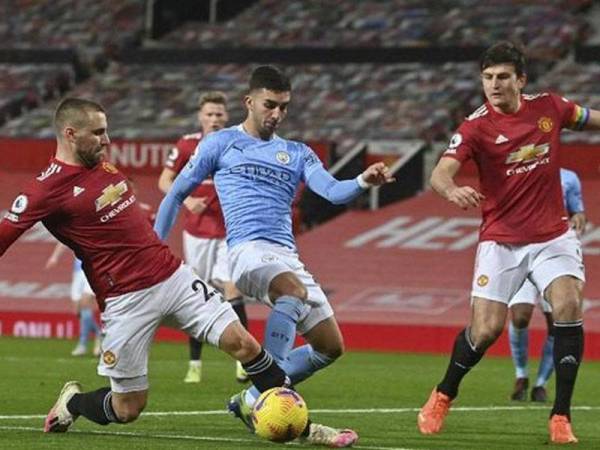 Pertahanan Manchester United berjaya mengekang asakan penyerang Manchester City.