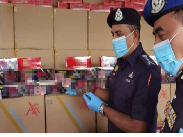 Polis berjaya merampas rokok yang cuba diseludup masuk ke negara ini.