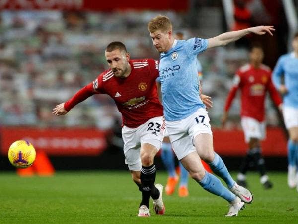 Pemain City, Kevin De Bruyne (kanan) cuba melepas kawalan pemain Manchester United.