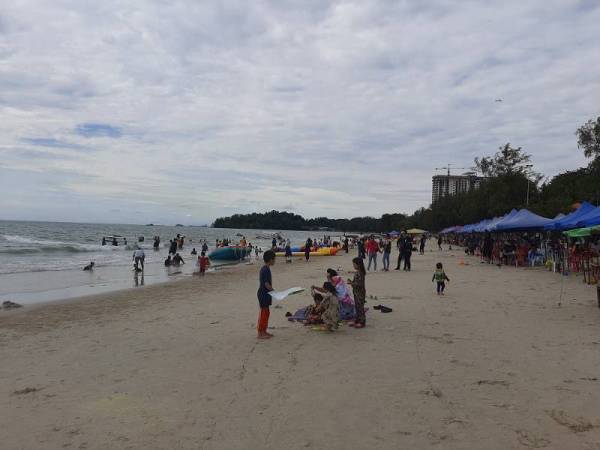 Pengunjung mula memenuhi Pantai Teluk Kemang sejak Jumaat lalu dan semakin ramai pada Sabtu dan Ahad. 