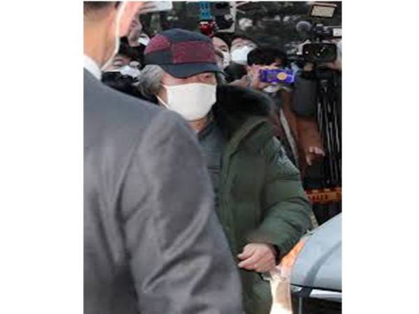 Cho Doo-soon yang memakai topi telah disabitkan merogol kanak-kanak. - Agensi