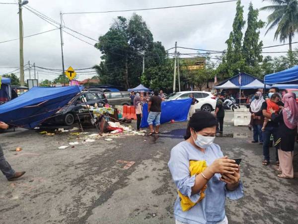 Keadaan pasar pagi di Simpang Pelangai akibat rempuhan kereta yang dipandu seorang warga emas. FOTO: Ihsan polis