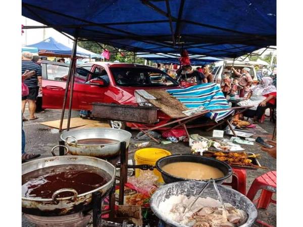 Kereta yang merempuh gerai, peniaga dan pengunjung dalam kejadian di pasar pagi Simpang Pelangai pagi tadi. FOTO: FB Info Roadblock JPJ/Polis
