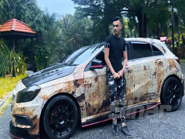 Mercedes Benz model A250 bernilai RM175,000 yang sudah dimodifikasi ke AMG A45 pada asalnya berwarna putih tetapi diubah suai supaya kelihatan buruk tetapi unik bagi pemiliknya, Muhd Asif Ali Mohd Fadli, 20.