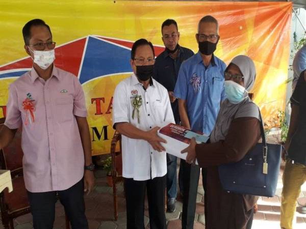 Ahmad menyampaikan sumbangan daripada Projek Gerobok Rezeki kepada penerima di PST Permas Jaya, Bandar Baru Permas, Johor Bahru pada Ahad.