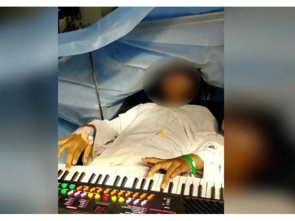 Soumya bermain alat muzik synthesizer semasa jalani pembedahan otak. - Foto India Today