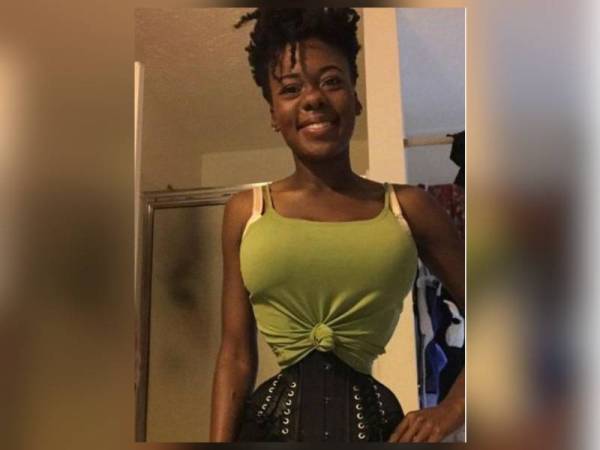 Sam gembira miliki pinggang idamannya bersaiz 16 inci ketika memakai korset. - Foto Instagram Sam