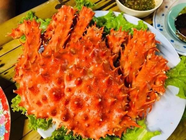 Menu ketam raja yang dinikmati bersama sos pencicah istimewa yang dijual pada harga yang berpatutan menjadi tarikan kepada pelanggan.