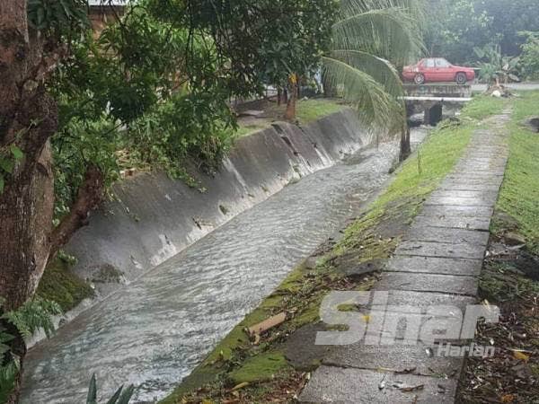 Parit di Taman Tangkak Jaya, Tangkak iaitu tempat dua beradik itu terjatuh.