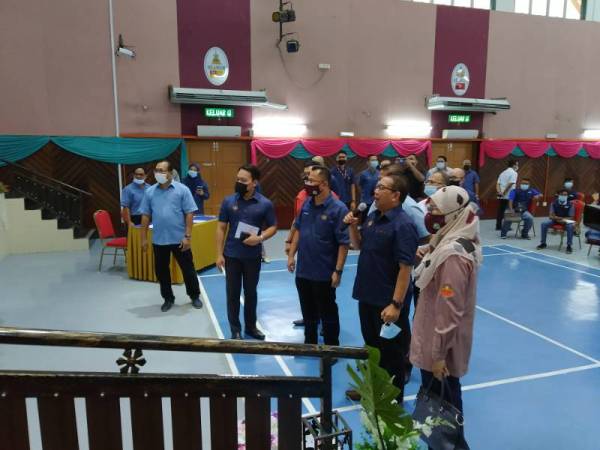 Abd Latiff (dua dari kanan) melancarkan Warung Desa@KPLB serentak di empat lokasi lain secara maya di MRSM Mersing pada Ahad. 