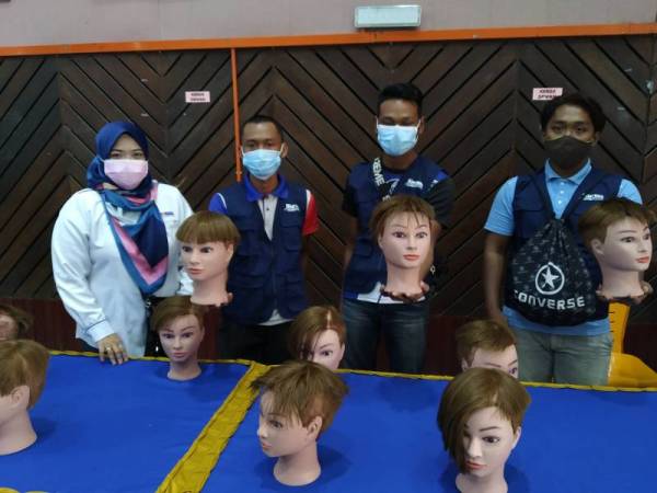 Peserta kursus guntingan dan dandanan rambut yang terdiri daripada belia masyarakat orang asli. 