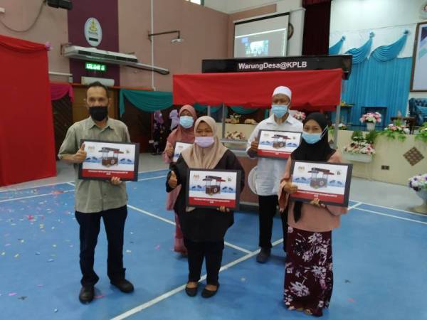 Penerima bantuan program Warung Desa@KPLB di MRSM Mersing. 