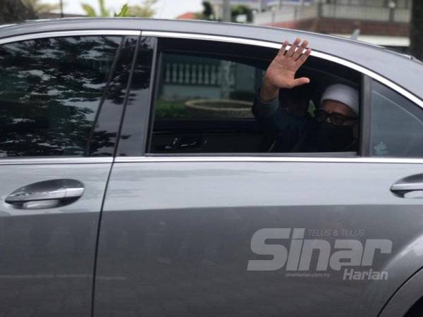 Abdul Hadi melambai tangan ke arah media selepas selesai menghadap Sultan Perak, Sultan Nazrin Muizzuddin Shah di Istana Kinta hari ini.